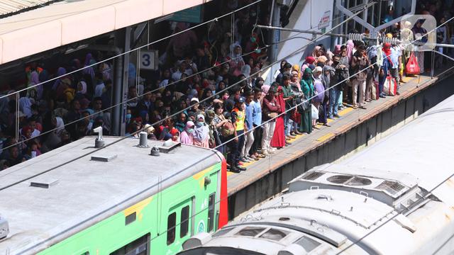 Masyarakat Tetap Gunakan Transportasi Umum