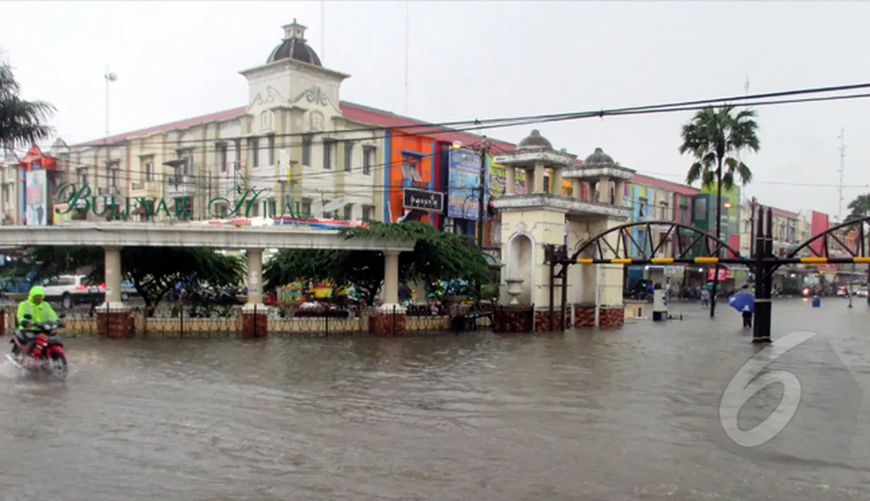 Penampakan banjir di kawasan Perumahan Bulevar Hijau Harapan Indah, Bekasi, Senin (9/2/2015). (Liputan6.com/Panji Diksana)