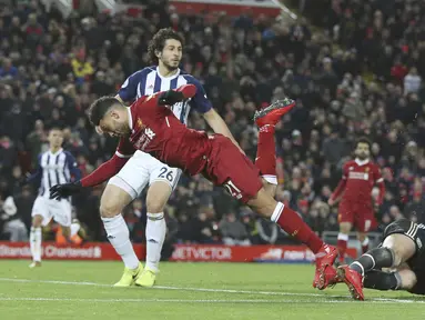 Aksi pemain Liverpool, Alex Oxlade-Chamberlain menghindar dari terjangan kiper West Bromwich Albion pada lanjutan Premier League di Anfield, Liverpool, (13/12/2017). Liverpool bermain imbang 0-0. (Peter Byrne/PA via AP)
