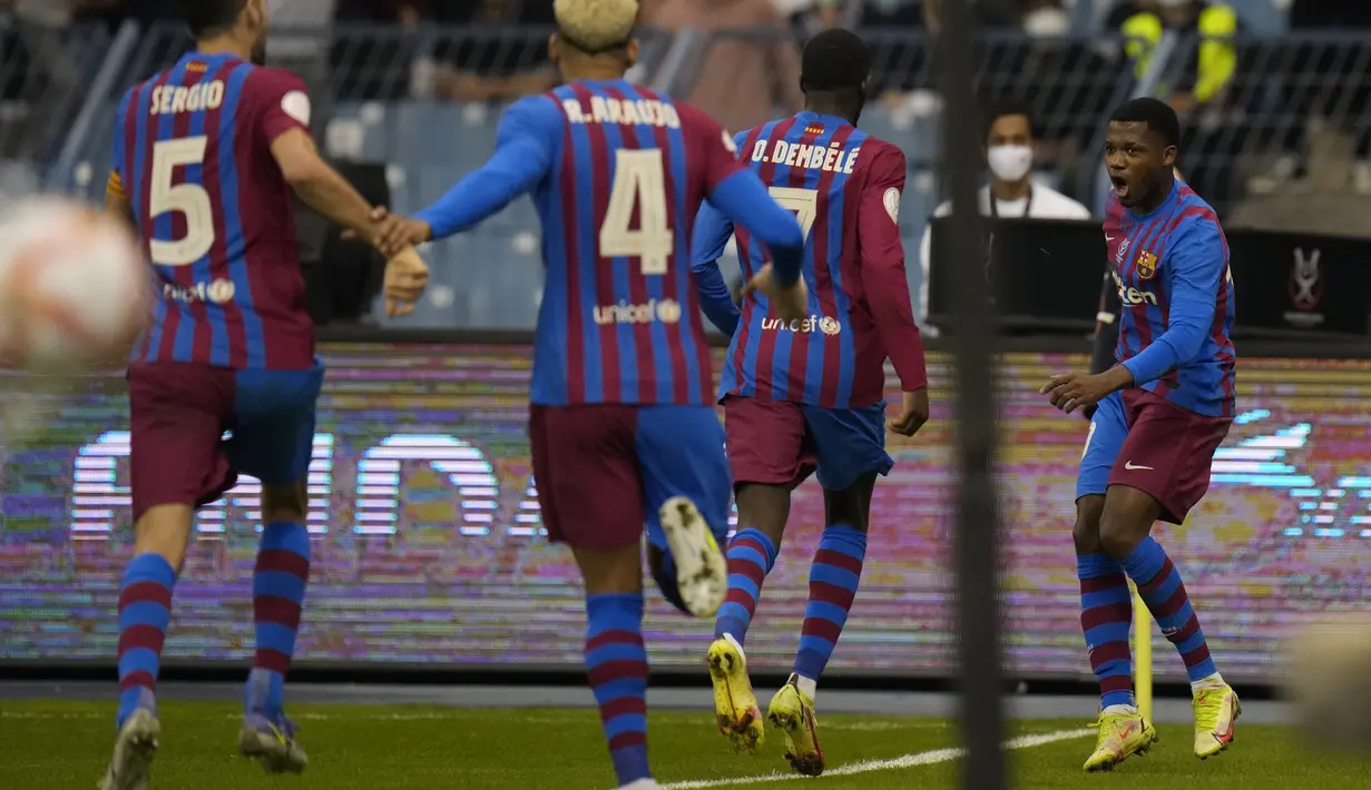 Penyerang Barcelona, Ansu Fati (kanan) berselebrasi usai mencetak gol ke gawang Real Madrid pada pertandingan semifinal Piala Super Spanyol di Stadion King Fahd di Riyadh, Arab Saudi, Kamis (13/1/2022). Real Madrid menang tipis atas Barcelona 3-2 lewat perpanjangan waktu. (AP Photo/Hassan Ammar)