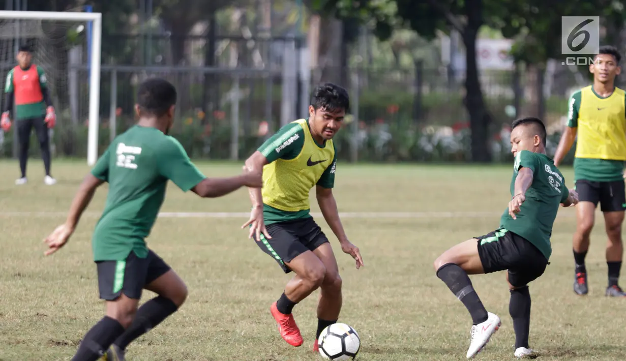 Pemain Timnas Indonesia U-23, Asnawi Mangkualam menggiring bola saat mengikuti latihan di Stadion Madya, Jakarta, Kamis (14/3). Latihan ini merupakan persiapan jelang Kualifikasi Piala AFC U-23. (Bola.com/Vitalis Yogi Trisna)
