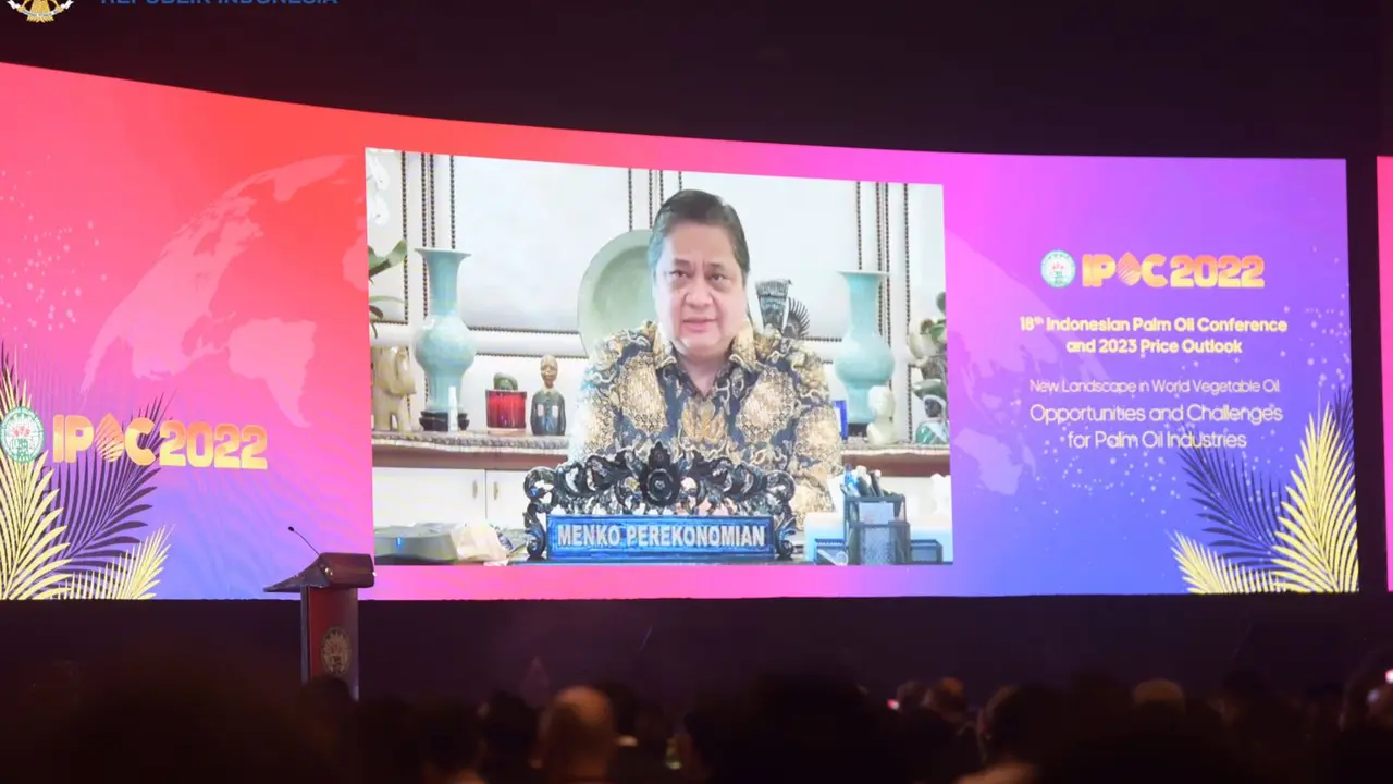 Menteri Koordinator Bidang Perekonomian Airlangga Hartarto dalam Indonesia Palm Oil Conference (IPOC) 2022 yang digelar secara hybrid di Nusa Dua Bali, Kamis (3/11/2022). Sumber ekon.go.id)