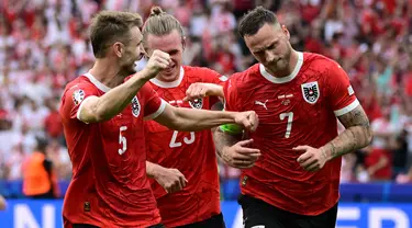 Penyerang Austria, Marko Arnautovic merayakan dengan rekan setimnya setelah mencetak gol ketiga timnya selama pertandingan sepak bola Euro 2024 Grup D melawan Polandia di Olympiastadion, Berlin, Jerman pada 21 Juni 2024. (JOHN MACDOUGALL/AFP)