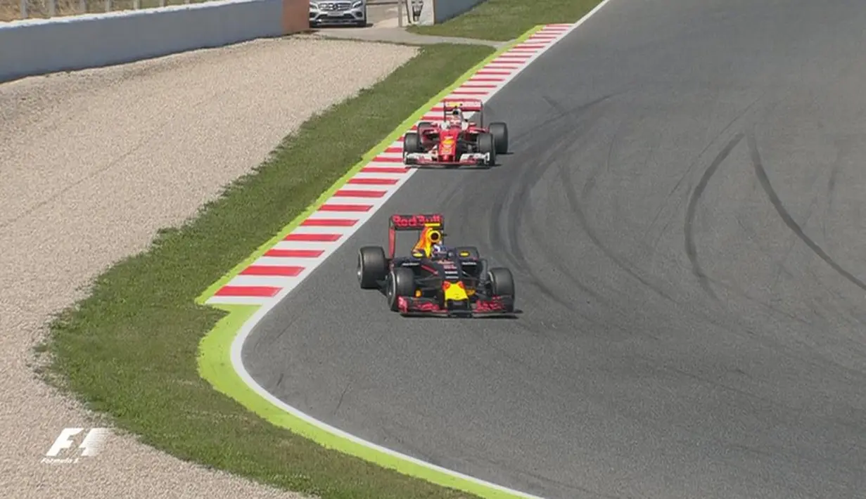 Pebalap Red Bull, Max Verstappen, berhasil menjadi juara dalam balapan F1 GP Spanyol di Sirkuit Catalunya, Spanyol, Minggu (15/5/2016). (Bola.com/Twitter/F1)