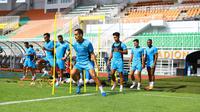 Pemain PSIS melakoni official training di Stadion Pakansari, Cibinong, Kabupaten Bogor, Sabtu pagi (11/01/2025), sebagai persiapan melawan Persita. (Bola.com/Nandang Permana)