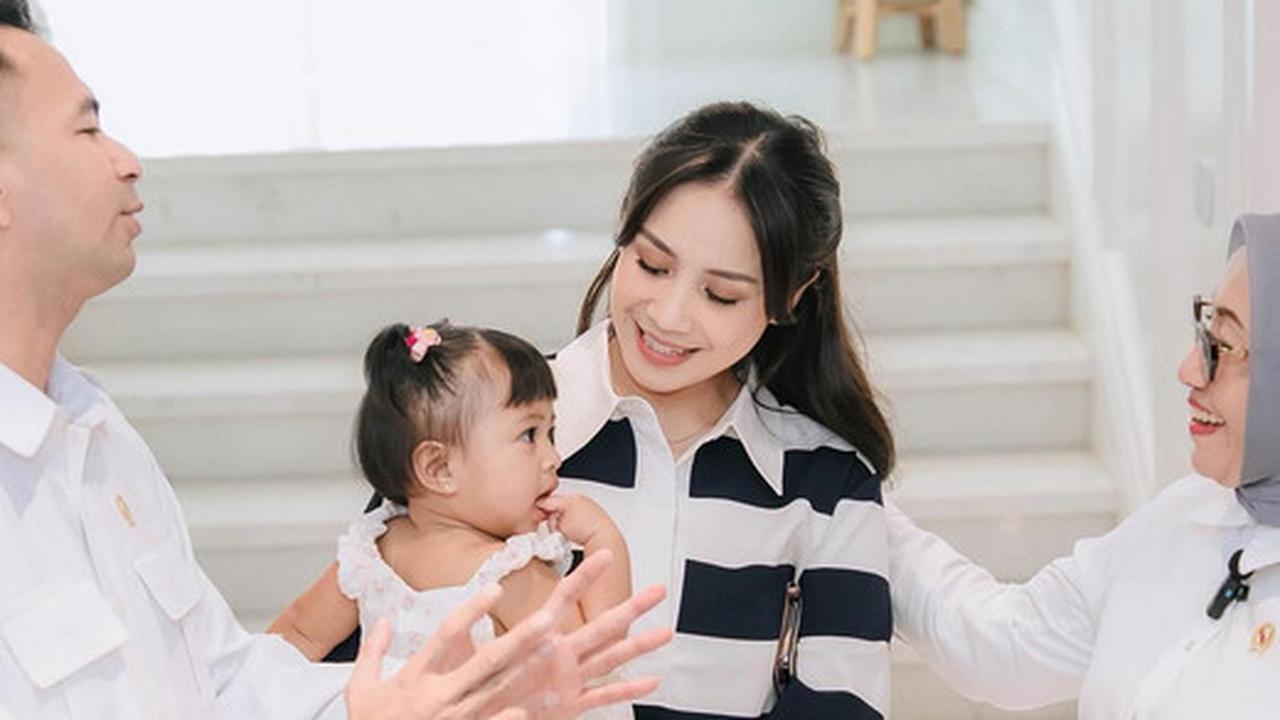Cantiknya Nagita Slavina Gendong Baby Lily Sambut Kehadiran Menteri Arifah Fauzi, Gaya Simple tapi Elegan