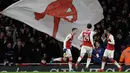 Pemain Arsenal, Granit Xhaka berselebrasi usai mencetak gol ke gawang Chelsea pada laga leg kedua babak semifinal Piala Liga di Stadion Emirates, Kamis (25/1). Arsenal lolos ke final Piala Liga setelah mengatasi perlawanan Chelsea 2-1. (AP/Matt Dunham)
