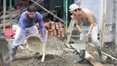 Vokalis band Repvblik, Ruri menjadi tukang bangunan saat syuting pembuatan video klip 'Sayang Sampai Mati' di kawasan Depok, Jawa Barat, Kamis (19/1). (Liputan6.com/Herman Zakharia)