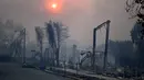 <p>Kebakaran mulai terjadi pada Selasa (7/1/2025) waktu setempat. Api terus berkobar tanpa henti yang diperparah kencangnya hembusan angin dan cuaca kering. (AGUSTIN PAULLIER/AFP)</p>