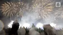 Nyala kembang api memeriahkan suasana malam pergantian tahun di Kawasan Pantai Lagoon, Taman Impian Jaya Ancol, Jakarta, Selasa (31/12/2019). Ribuan pengunjung menikmati malam pergantian tahun 2019 menuju 2020 dengan menyalakan kembang api. (merdeka.com/Imam Buhori)