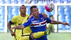 Pemain Sampdoria Antonio Cassano (kanan) berebut bola dengan pemain Inter Gary Medel (kiri) dalam lanjutan Liga Italia Serie A di Stadion Luigi Ferraris, Genoa, Minggu (014/10/2015) Sampdoria dan Inter imbang 1-1. (EPA/Simone Arveda)