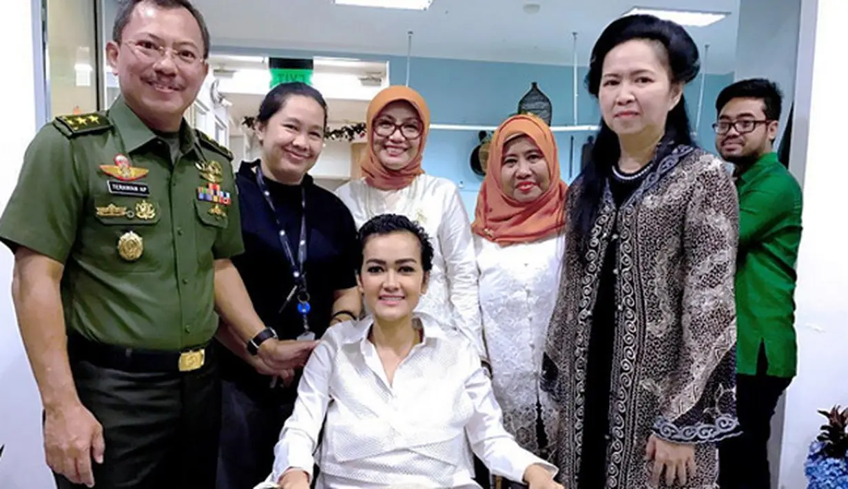 Julia Perez sedang menjalani proses kemoterapi di Rumah Sakit Cipto Mangunkusumo (RSCM). Doa dari para penggemar, sahabat hingga politisi terus mengalir guna memberikan semangat untuk kesembuhannya. (Instagram/juliaperrezz)