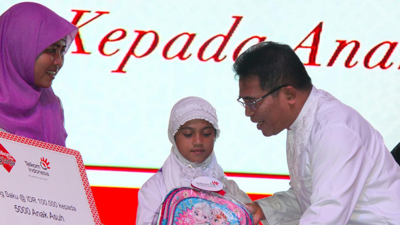 Direktur Utama Telkom ,Alex J Sinaga, menyerahkan bantuan dalam kegiatan CSR beberapa waktu lalu. Dok: Telkom