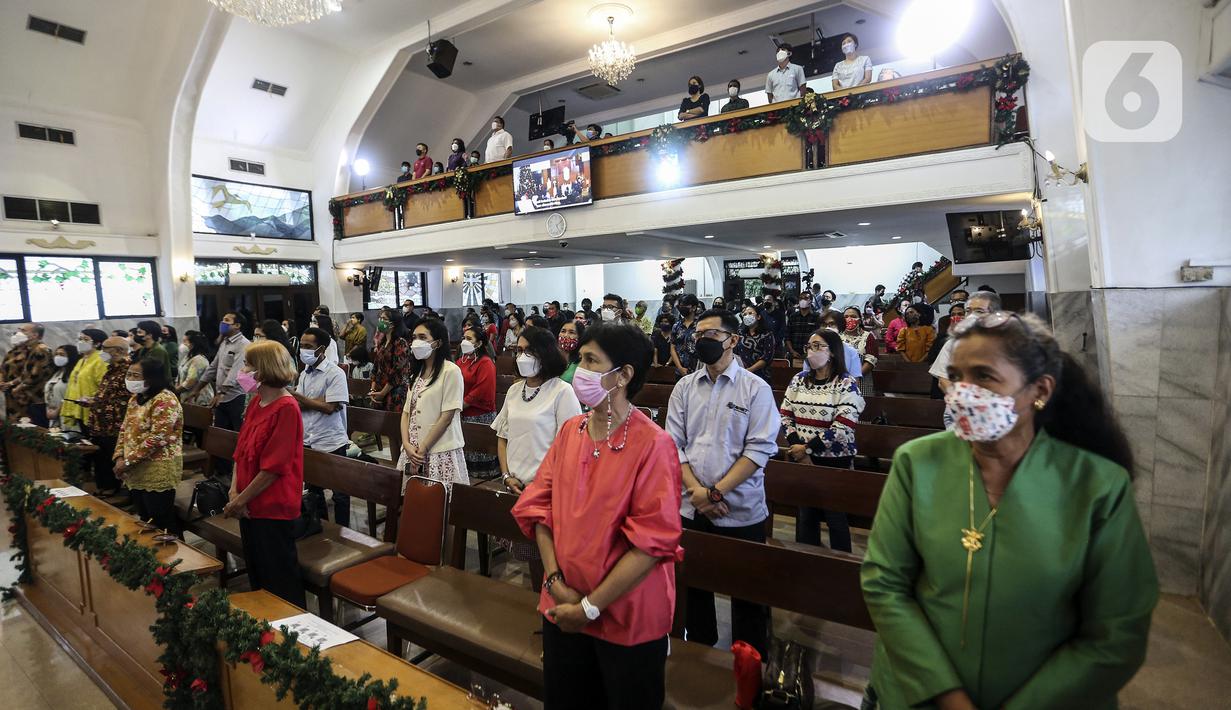 Jemaat mengikuti ibadah perayaan malam Natal di Gereja Protestan Indonesia Bagian Barat (GPIB) Effatha, Jakarta, Jumat (24/12/2021). Ibadah malam ini membawa pesan untuk terus berpengharapan dan bersukacita di tengah situasi yang sulit karena pandemi COVID-19. (Liputan6.com/Johan Tallo)