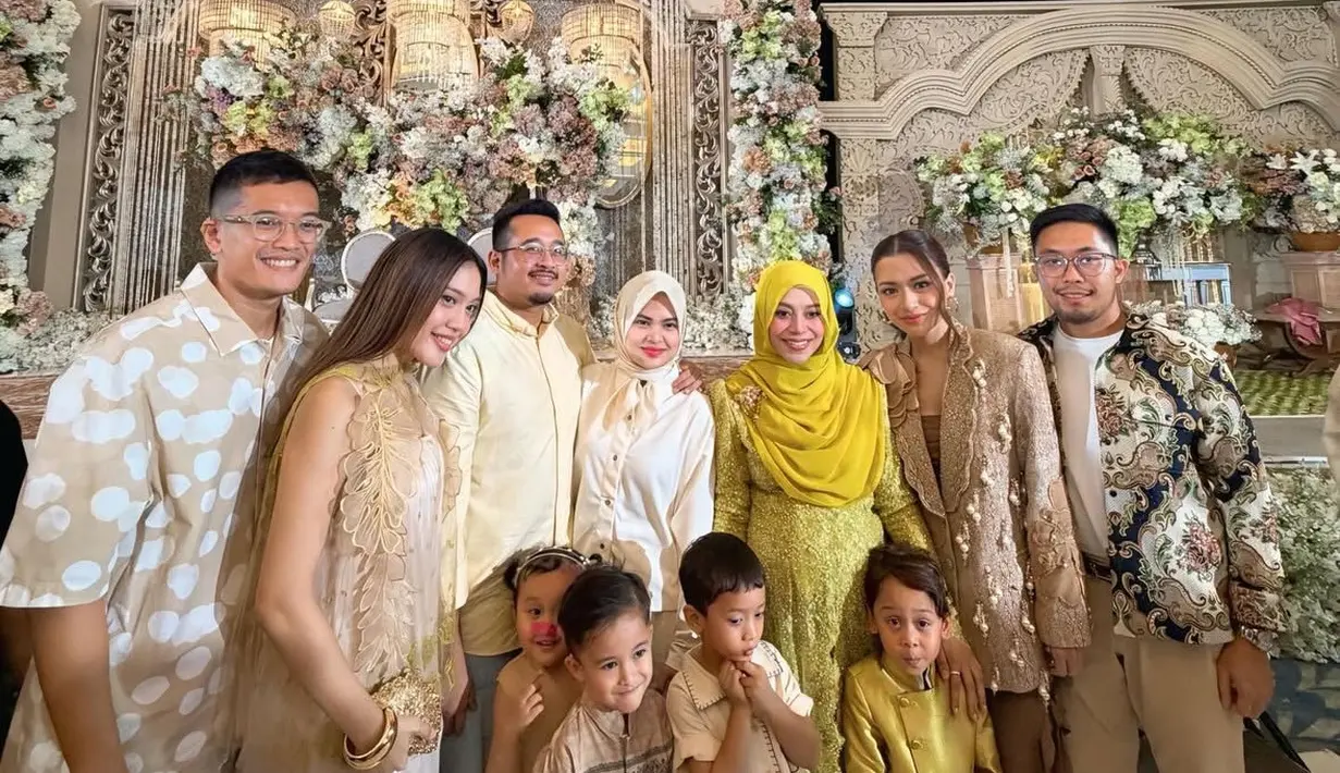 Nathalie Holscher tampil mengenakan blazer coklat dengan aksen 3D dipadukan inner coklat. [@nathalieholscher]