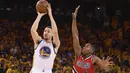 Golden State Warriors guard, Klay Thompson (11) melakukan tembakan saat berduel dengan pebasket Portland Trail Blazers forward, Maurice Harkless (4) pada laga NBA Playoffs di Oracle Arena, (12/5/2016) WIB. (Mandatory Credit: Kyle Terada-USA TODAY Sports)