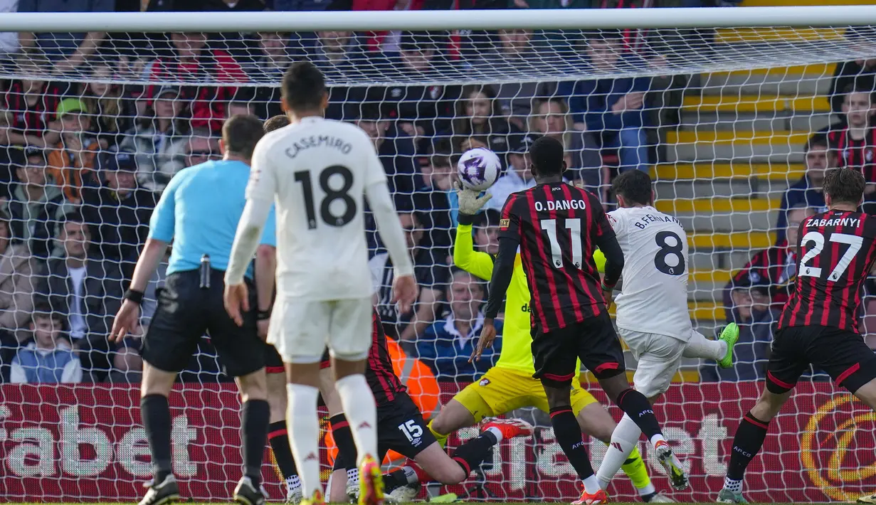 Gelandang Manchester United, Bruno Fernandes (kedua kanan) mencetak gol penyeimbang 1-1 ke gawang Bournemouth pada laga pekan ke-33 Premier League 2023/2024 di Vitality Stadium, Bournemouth, Sabtu (13/4/2024). (AP Photo/Kirsty Wigglesworth)