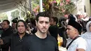 Fachri Albar saat akan menyalatkan almarhum Faldy Albar di dekat rumah duka di Cinere, Depok, Jawa Barat, Kamis (30/8). Fachri meminta izin kepada Rumah Sakit Ketergantungan Obat (RSKO) Cibubur untuk melayat adiknya. (Liputan6.com/Faizal Fanani)