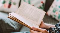 Ilustrasi membaca buku, belajar hadis. (Foto oleh Lisa Fotios: https://www.pexels.com/id-id/foto/foto-close-up-orang-yang-memegang-buku-1485114/)