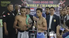 Petinju Indonesia juara WBC Internasional kelas terbang junior, Tibo Monabesa, berhadapan dengan petinju Filipina, Arnold Garde (kanan), jelang laga mempertahankan gelar di GOR Cendrawasih, Jakarta, Jumat (19/5/2017). (Bola.com/Vitalis Yogi Trisna)