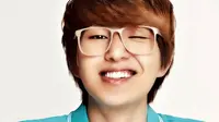 Onew `SHINee` Beraksi Total Meski Cedera