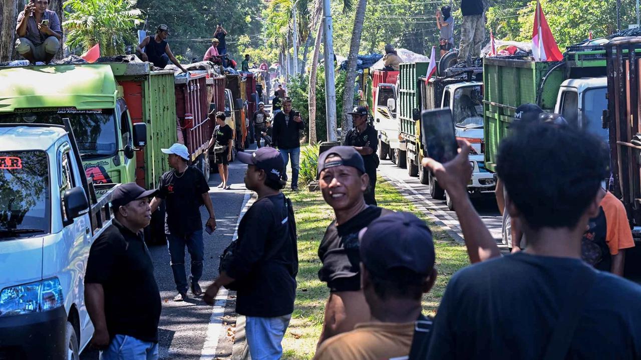 FOTO: Ratusan Truk Sampah Datangi Kantor Lingkungan Hidup Bali Nusra