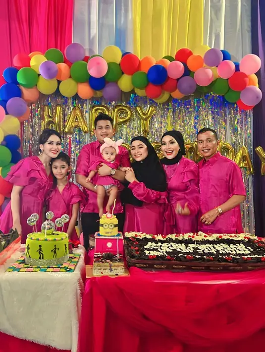 Pada pesta ulang tahun adiknya, Assyifa Nuraini atau lebih dikenal Syifa, Ayu bersama keluarga kompak mengenakan dress warna merah muda. [Instagram/ayutingting92]