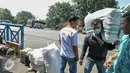 Pemudik memanggul barang bawaanya di Terminal Kampung Rambutan, Jakarta, (24/6). Selain menghindari kemacetan dan harga tiket yang tinggi, pemudik ingin menghabiskan waktu lebih lama dengan keluarga di kampung halaman. (Liputan6.com/Yoppy Renato)