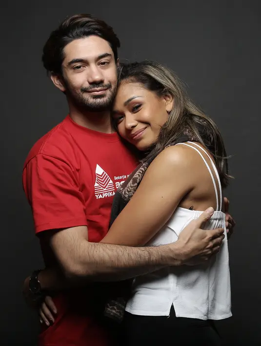 Film drama romantis yang akan ditayangkan pada 10 Mei 2017 mendatang itu merupakan adaptasi dari novel dengan judul yang sama karya Ika Natassa. Keduanya berperan sabagai Ale dan Anya. (Bambang E. Ros/Bintang.com)