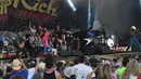 Spider Man berjoget di atas panggung bersama Cowboy Troy, DJ Sinister dan Kenny dan John Rich dari Big and Rich di atas panggung selama Thunder Country - Hari ke empat di Twin Lakes, Wisconsin (23/7). (Rick Diamond/Getty Images Country Thunder/AFP)