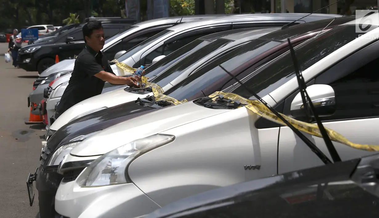 Polisi memeriksa barang bukti kasus sindikat pencurian kendaraan bermotor di Polda Metro Jaya, Jakarta, Kamis (14/3). Pelaku pencurian menggunakan modus berpura-pura sebagai sopir pribadi. (Liputan6.com/Immanuel Antonius)