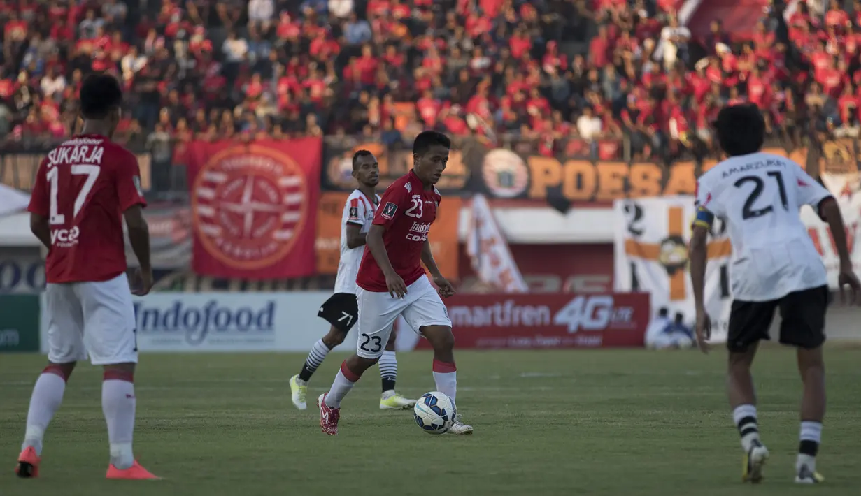 Pemain Bali United, Bayu Gatra mengontrol bola pada laga Piala Presiden melawan Persija di Stadion I Wayan Dipta, Bali, Minggu (30/8/2015). (Bola.com/Vitalis Yogi Trisna)