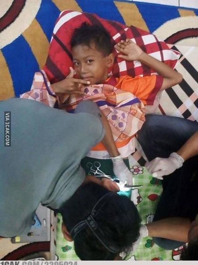 Sembunyikan Rasa Takut, 6 Ekspresi Anak Disunat Ini Bikin Ngakak