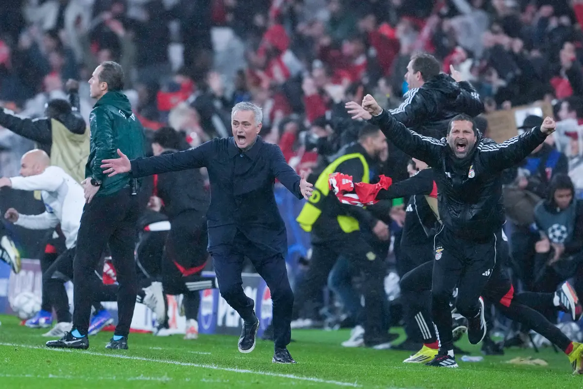 Foto: Reaksi Jose Mourinho Setelah Benfica Secara Dramatis Hancurkan Real Madrid di Liga Champions, Rayakan Bersama Anak Gawang