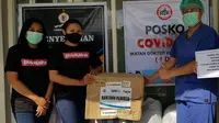 EMTEK Peduli Corona menyerahkan ribuan APD dan rapid test kit senilai total Rp 2,500,000,000 kepada Gugus Tugas Covid-19 di Graha BNPB Jakarta. (EMTEK)