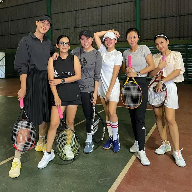 Ussy Sulistiawaty meluangkan waktunya untuk bermain tenis bersama teman-teman
