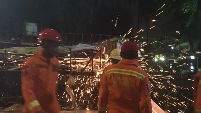 [Bintang] Baliho Roboh