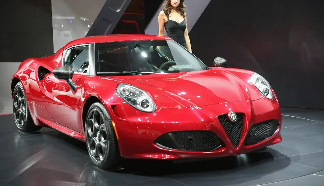 Pabrikan Ali Abela meluncurkan Alfa Romeo 4C di The North American International Auto Show di Detroit, Michigan, pada 13 Januari 2015. (AFP Photo/Scott Olson)