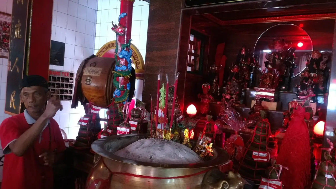 Jelang Imlek, Klenteng Klenteng tertua, Hok Lay Kiong, di Bekasi bersolek.