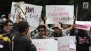 Sejumlah jurnalis dari berbagai organisasi dan media berunjuk rasa di Taman Pandang depan Istana Negara, Jakarta, Jumat (25/1). Mereka meminta Presiden Jokowi mencabut remisi yang diberikan kepada I Nyoman Susrama. (Liputan6.com/Helmi Fithriansyah)