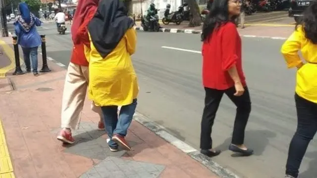 6 Momen Tak Sengaja Orang Pakai Baju Sama di Trotoar Jalan Ini Kocak