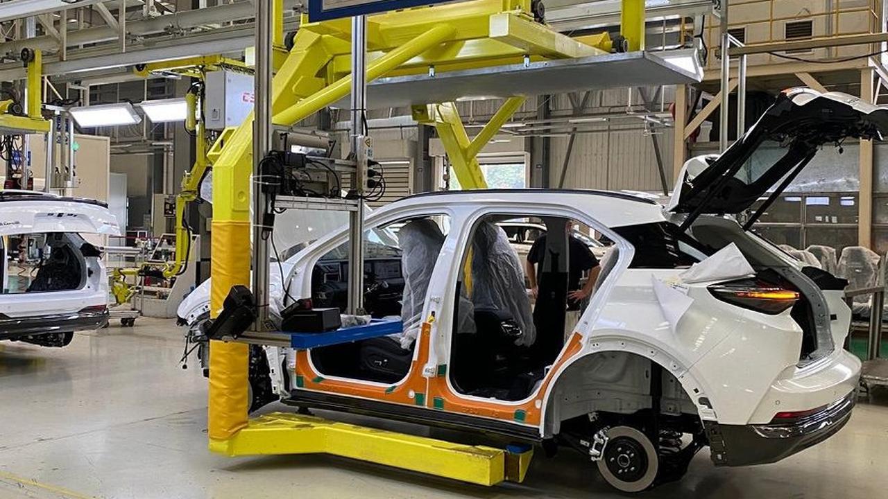 Menghasilkan satu unit mobil listrik per 3 menit, atau total<br>400 unit per hari. Angka-angka ini mencerminkan komitmen Neta untuk memenuhi permintaan pasarm yang terus berkembang terhadap mobil listrik yang ramah<br>lingkungan dan inovatif.