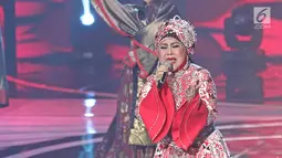 Aksi panggung penyanyi dangdut Elvy Sukaesih di acara ajang penghargaan Indonesian Dangdut Awards 2017 di Studio 6 EMTEK CITY, Jakarta, Jumat (13/10). (Liputan6.com/Herman Zakharia)