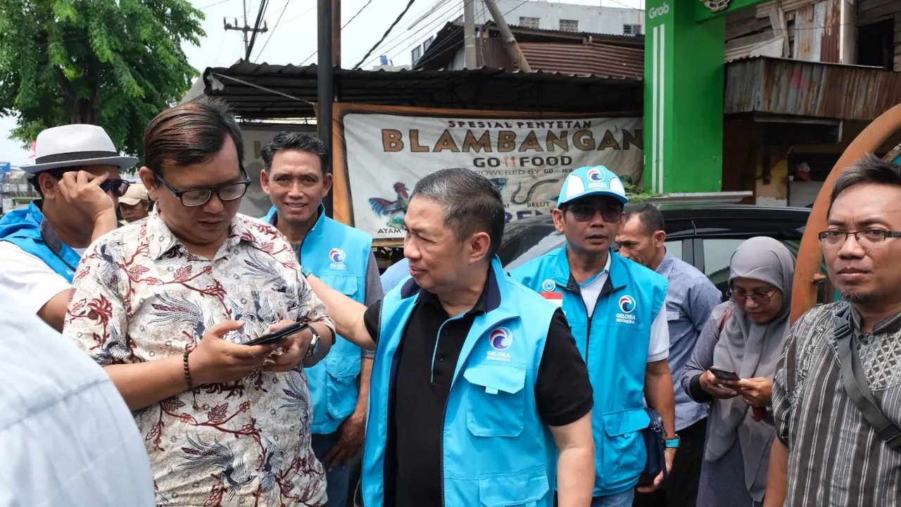 Ketua Umum Partai Gelora, Anis Matta blusukan menyambangi bumil di daerah Wedoro, Waru, Sidoarjo yang berbatasan dengan kota Surabaya. (Istimewa).