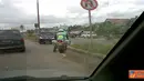 Pak Polisi ini sedang memutar berbalik arah, padahal jelas ada rambu larangan memutar balik.