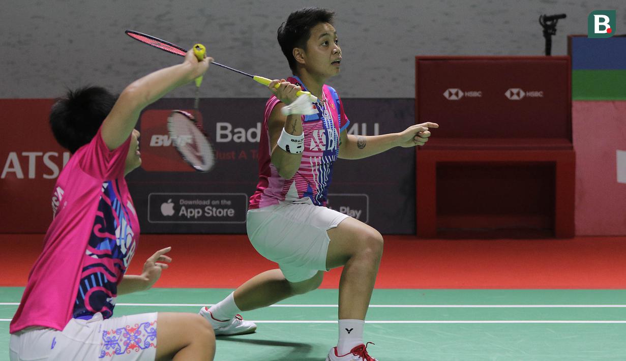 Aksi keduanya berbuah manis dengan merebut medali emas ganda putri di nomor perorangan. (Bola.com/Ikhwan Yanuar)