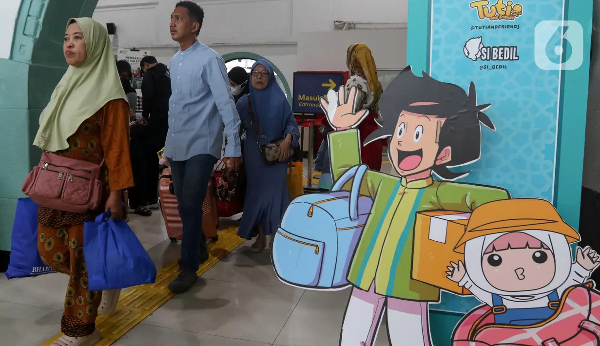 Meski arus balik didominasi oleh penumpang yang kembali ke Jakarta, namun Manager Humas KAI Daop 1 Jakarta, Ixfan Hendriwintoko mengungkap bahwa pergerakan dari Jakarta ke daerah juga tetap terjadi selama periode ini. (Liputan6.com/Herman Zakharia)