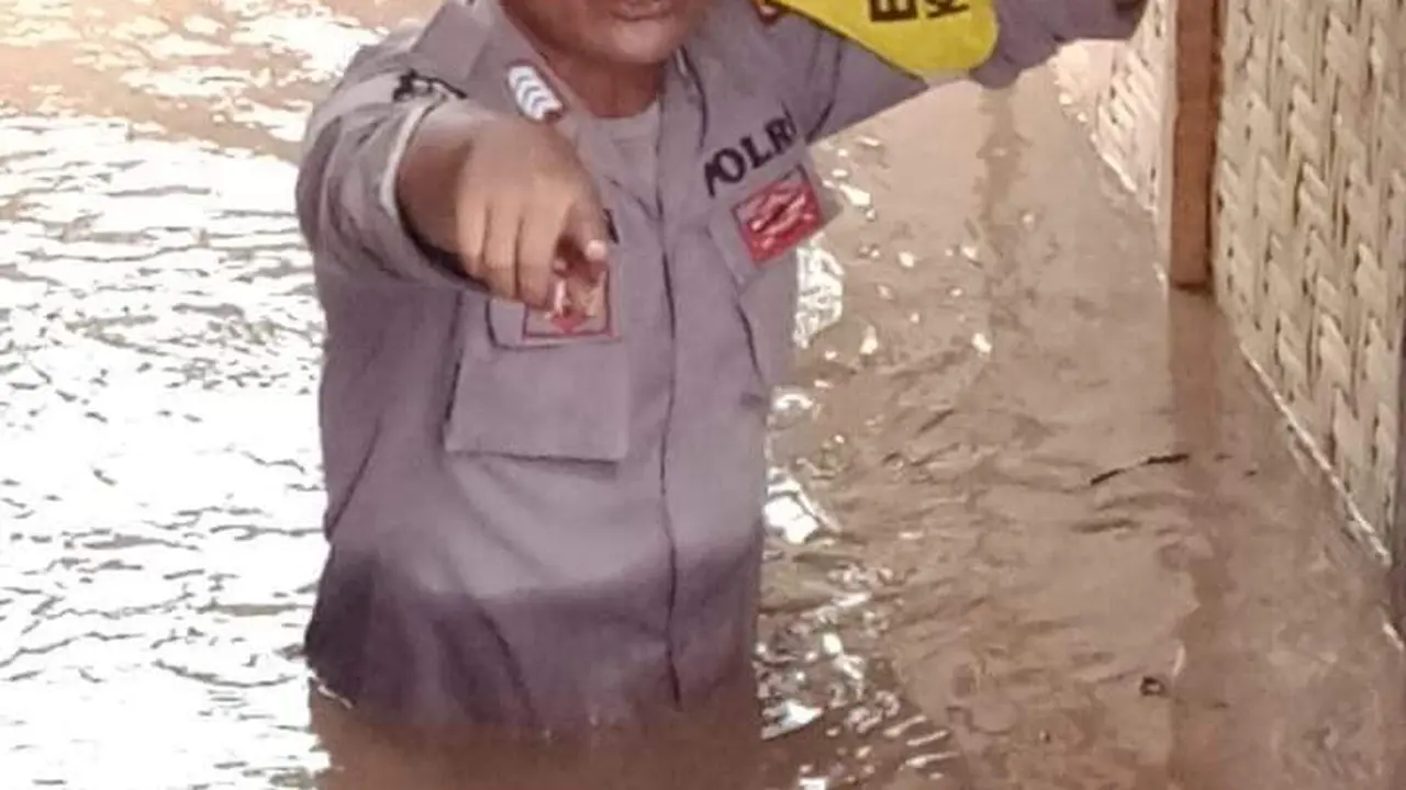 Foto Pak Bhabin yang viral sudah dibagikan oleh seribu orang lebih warga Facebook. (Foto: Liputan6.com/Miftahul Yani/FB)