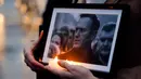 Beberapa negara melakukan penghormatan kepada pemimpin oposisi Rusia Alexei Navalny dengan menyalakan lilin dan tabur bunga. (Ludovic MARIN/AFP)