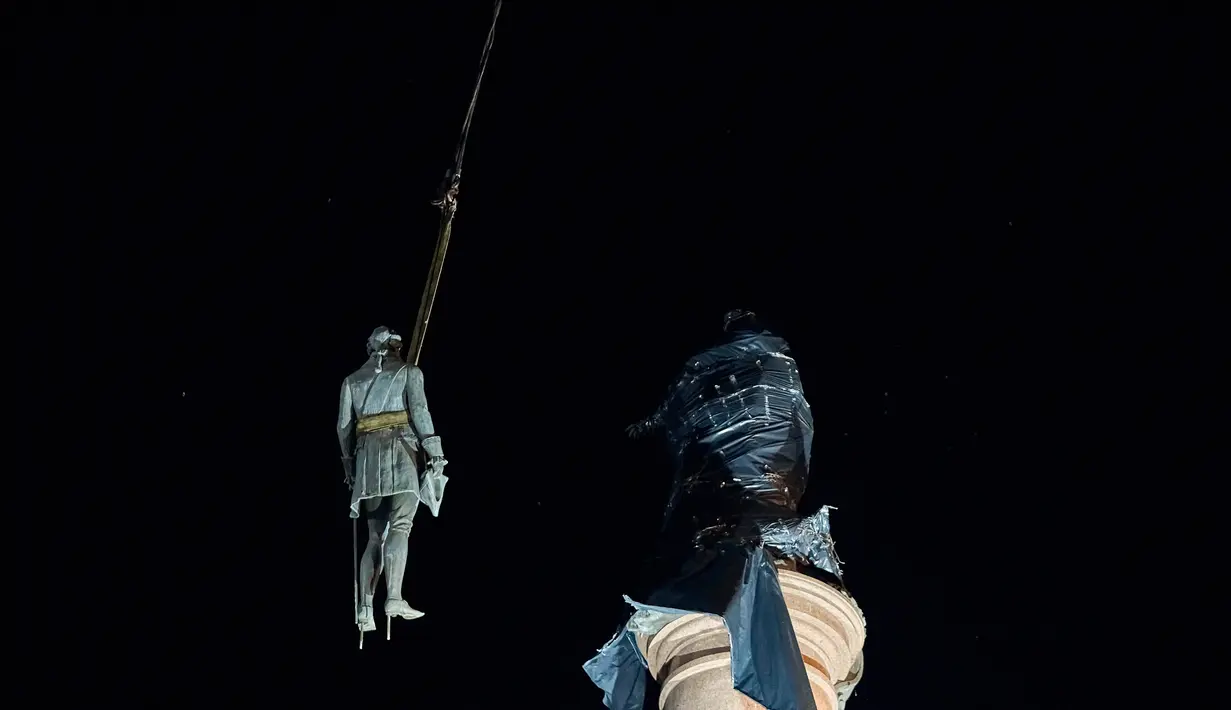 Pekerja memindahkan sebagian monumen untuk Catherine II yang juga dikenal sebagai "Monumen Pendiri Odesa" di Odesa, Ukraina, 29 Desember 2022. Keputusan untuk membongkar monumen yang terdiri dari patung Permaisuri Rusia Catherine II dan rekannya dibuat baru-baru ini oleh penduduk Odesa melalui pemungutan suara elektronik. (AP Photo/LIBKOS)